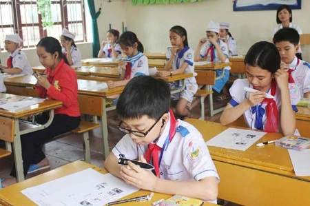 Sở GD-ĐT Nghệ An bị “tố” vi phạm Luật Đấu thầu - 2 Học sinh tiểu học tại Nghệ An sử dụng bút nghe đoc trong cuộc thi Olympic tiếng Anh (Ảnh minh họa).