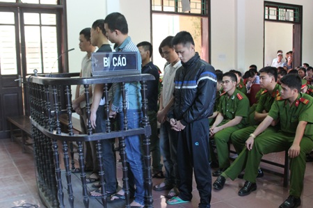 Án chung thân cho kẻ chém đứt lìa chân chủ quán karaoke - 1 Các bị cáo tại phiên tòa