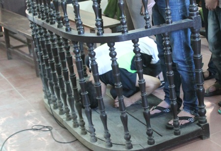 Án chung thân cho kẻ chém đứt lìa chân chủ quán karaoke - 3 Nguyễn Văn Linh quỳ trước vành móng ngựa khi tòa tuyên án.