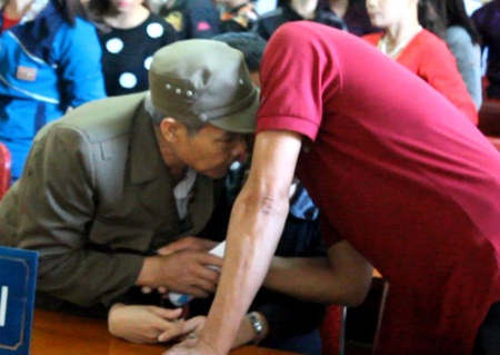 Ông Phương và thân nhân bị hại khi phiên tòa kết thúc.