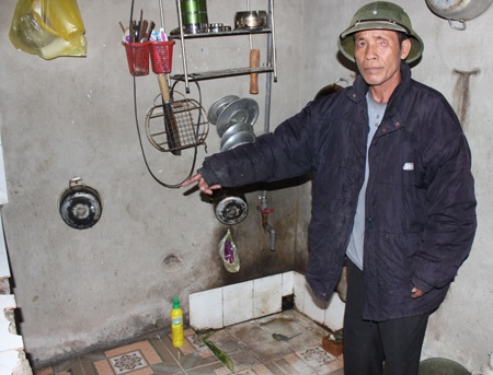 Tạt xăng đốt vợ vì... lắm lời - 1 Hiện trường vụ chồng tạt xăng đốt vợ.
