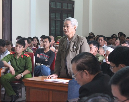 Mâu thuẫn với con, chém chết bố - 2 Đại diện người bị hại tranh luận tại phiên tòa.