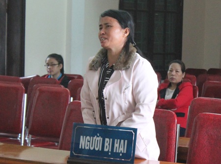 Bà Nguyễn Thị Hoài - bị hại trong vụ án, cũng là hàng xóm của ông Vinh tranh luận tại tòa.