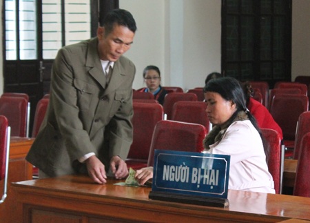 Láng giềng gần... hóa xa - 3 Bà Nguyễn Thị Hoài - bị hại trong vụ án, cũng là hàng xóm của ông Vinh tranh luận tại tòa.