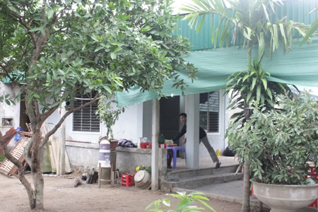 Nước mắt người mẹ có con trai dính nghi án đánh bố tử vong - 1 Ngôi nhà bà Tâm chìm trong buồn đau khi ông Đào chết, Chung bị tạm giữ để phục vụ điều tra.