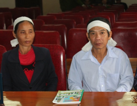 Vợ chồng ông Nguyễn Hữu Hòe - bố mẹ nạn nhân Nguyễn Hữu Đoàn tại phiên tòa.