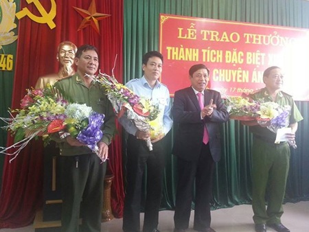 Lãnh đạo UBND tỉnh Nghệ An trao thưởng cho PC46 Công an tỉnh và Sở Khoa học Công nghệ