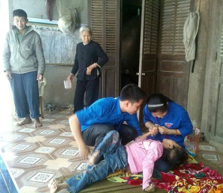 Khi sinh viên làm từ thiện bằng...nhặt rác - 4 Những đồng tiền gom góp được đã đến tận tay những hoàn cảnh khó khăn.