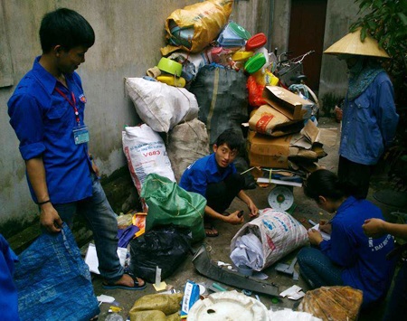 Khi sinh viên làm từ thiện bằng...nhặt rác - 1 Cứ mỗi dịp cuối tuần, hơn 50 bạn trẻ lại đến từng ngõ ngách trong thành phố Vinh để nhặt ve chai.