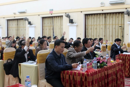 GĐ Sở Kế hoạch - Đầu tư Nghệ An nhận ít phiếu tín nhiệm cao nhất - 2 Các đại biểu biểu quyết thông qua kết quả bỏ phiếu tín nhiệm.