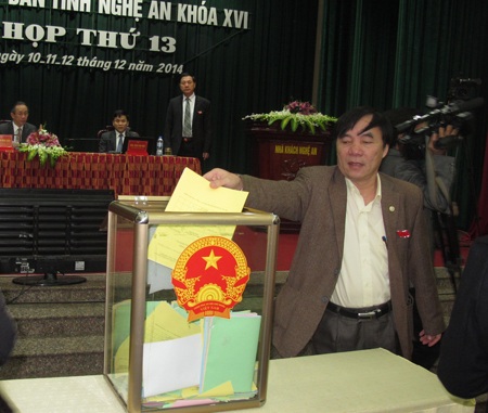 GĐ Sở Kế hoạch - Đầu tư Nghệ An nhận ít phiếu tín nhiệm cao nhất - 1 Các đại biểu tham gia bỏ phiếu tín nhiệm đối với 16 chức danh do HĐND tỉnh Nghệ An bầu.