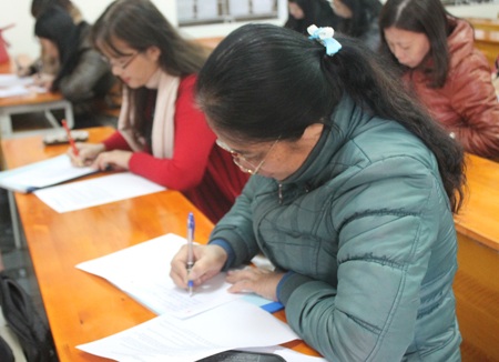 Thực hiện Thông tư 30, giáo viên phải... tập viết chữ đẹp - 2 Toàn thể giáo viên, dù mới vào nghề hay công tác lâu năm đều phải trải qua cuộc thi bắt buộc này.