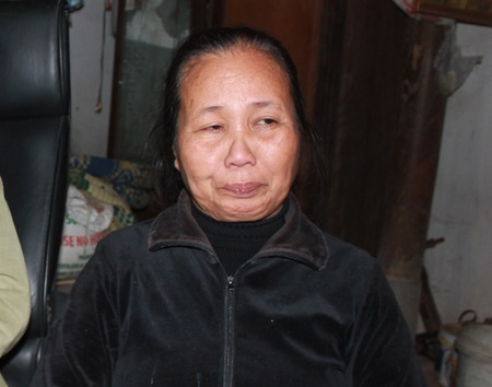 Cha mẹ thắt lòng ngóng tin con trai, con dâu cùng mắc kẹt trong hầm - 2 Nước mắt lo lắng của người mẹ khi con trai, con dâu vẫn đang kẹt trong đường hầm thủy điện.