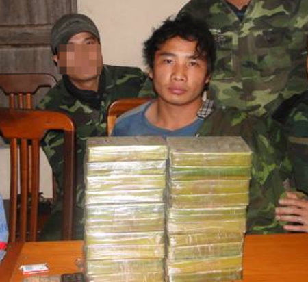 Bắt đối tượng vận chuyển 20 bánh heroin từ Lào vào Việt Nam - 1 Đối tượng Hạ Bá Cu cùng tang vật là 20 bánh heroin.