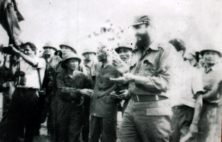 Chủ tịch Fidel và Thủ tướng Phạm Văn Đồng nói chuyện với quân dân Quân khu Trị - Thiên (Ảnh NVCC).