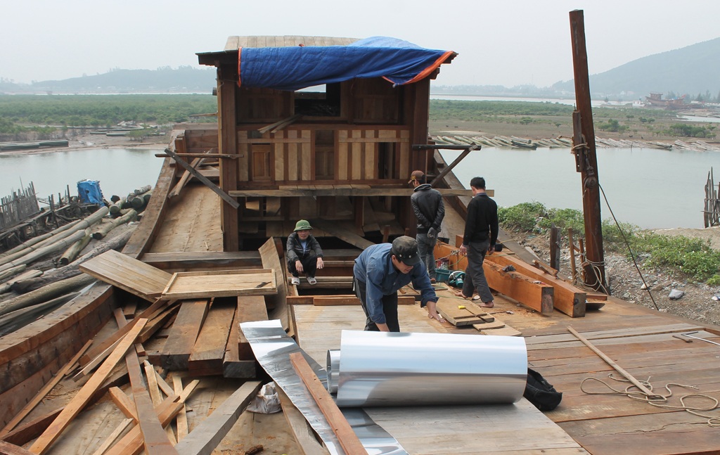 Đầu năm thăm làng đóng tàu 700 tuổi - 2 Làng đóng tàu Trung Kiên có lịch sử hình thành và phát triển 700 năm.