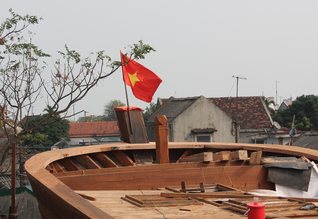 Đầu năm thăm làng đóng tàu 700 tuổi - 5 Một mô hình hoàn chỉnh về mẫu tàu do thợ Trung Kiên đóng.