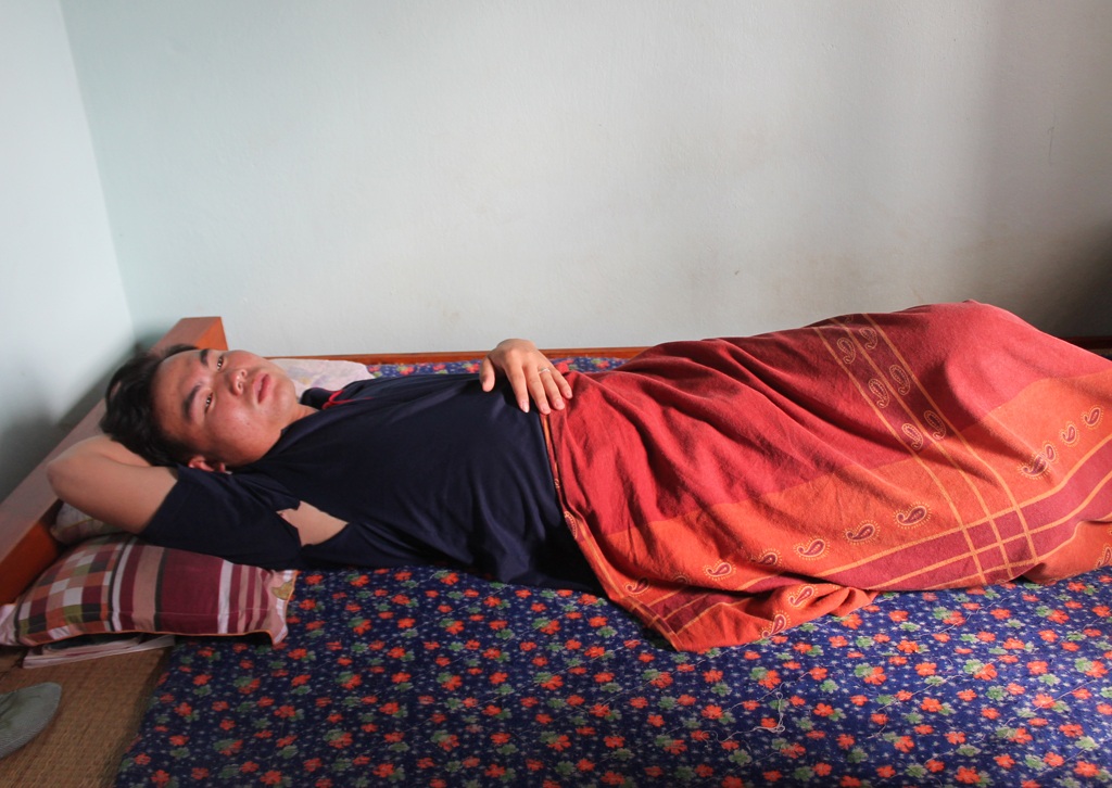 Cha và con cùng nằm một chỗ vì "người ngã, kẻ bệnh tật" - 3 Chu Đình Đạt bị U rễ thần kinh và nghi bệnh gan nhưng không có tiền đi điều trị.