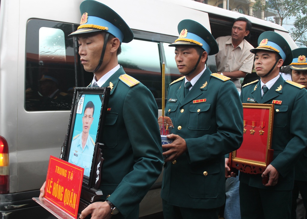 Quê nhà nghẹn ngào đón liệt sỹ phi công Lê Hồng Quân - 1 Người vợ trẻ khóc ngất khi linh cữu chồng được đưa xuống.