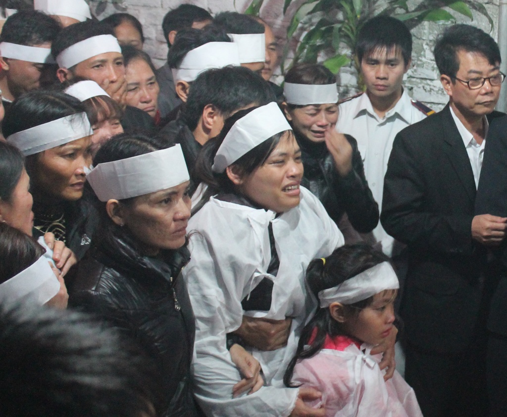 Quê nhà nghẹn ngào đón liệt sỹ phi công Lê Hồng Quân - 9 Nỗi đau tột cùng của người cha giây phút tiễn biệt con.