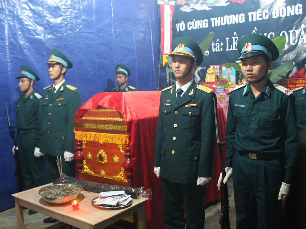 Quê nhà nghẹn ngào đón liệt sỹ phi công Lê Hồng Quân - 10 Nỗi đau tột cùng của người cha giây phút tiễn biệt con.