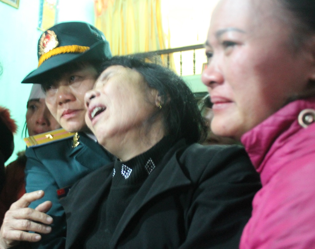 Quê nhà nghẹn ngào đón liệt sỹ phi công Lê Hồng Quân - 6 Mẹ liệt sỹ Lê Hồng Quân không còn nước mắt để khóc thương con.