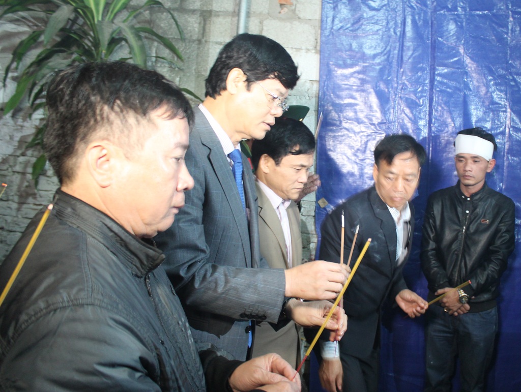 Quê nhà nghẹn ngào đón liệt sỹ phi công Lê Hồng Quân - 8 Ông Lê Xuân Đại - Phó Chủ tịch UBND tỉnh Nghệ An thắp hương viết thượng tá Lê Hồng Quân.