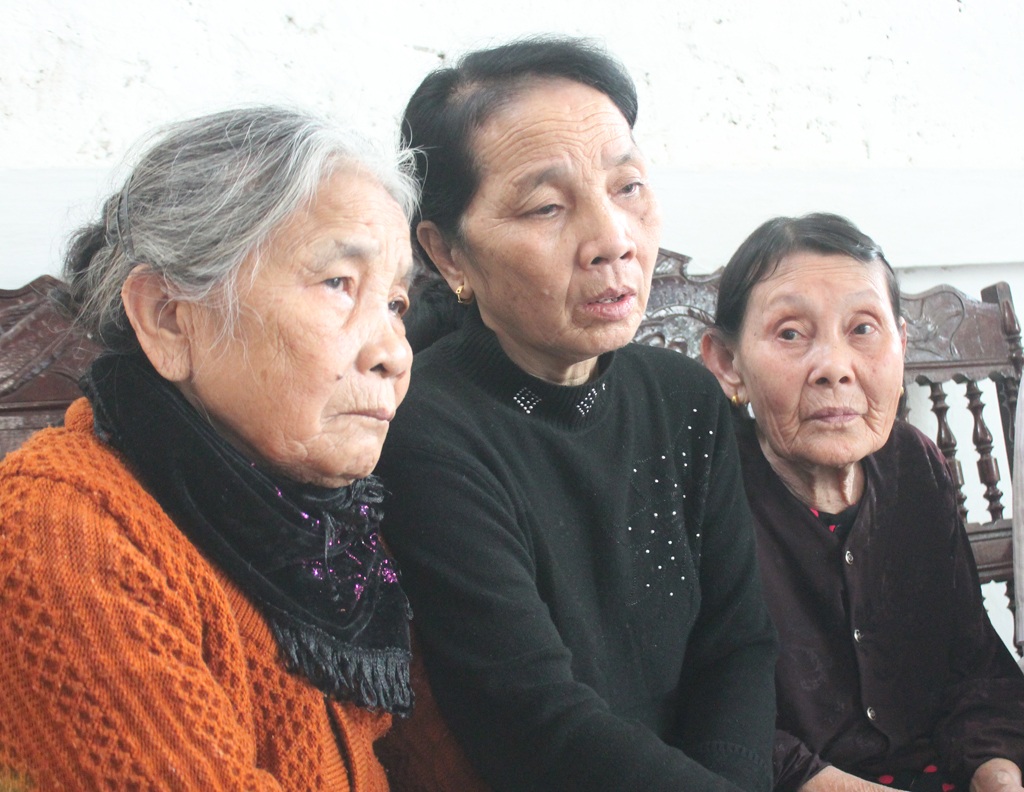 “Quân ơi, mẹ không được nghe con nói nữa rồi…” - 4 Hàng xóm đến thăm và chia sẻ nỗi đau với bà Lê Thị Huệ.