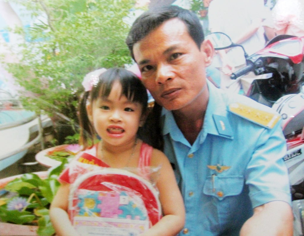 “Quân ơi, mẹ không được nghe con nói nữa rồi…” - 3 Thiếu tá Lê Hồng Quân và con gái.