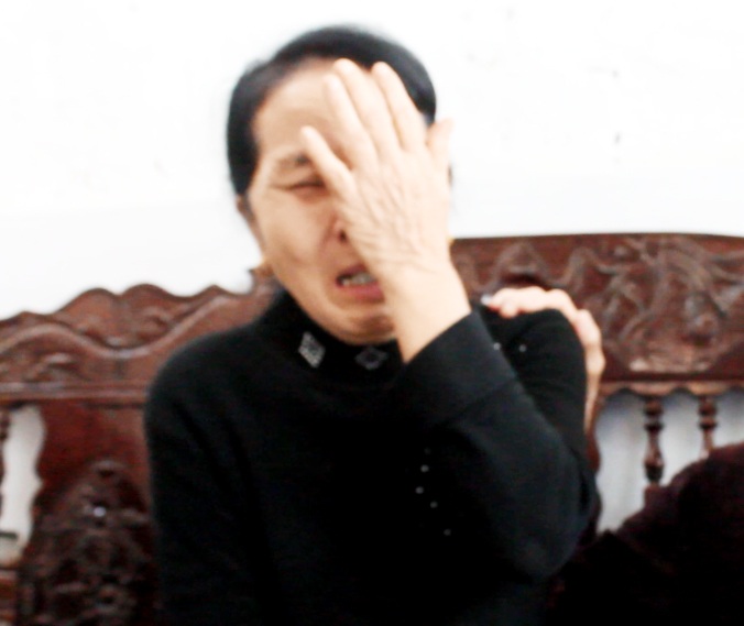 “Quân ơi, mẹ không được nghe con nói nữa rồi…” - 1 Bà Lê Thị Huệ - thiếu tá Lê Hồng Quân đau đớn trước tin  con trai hi sinh.