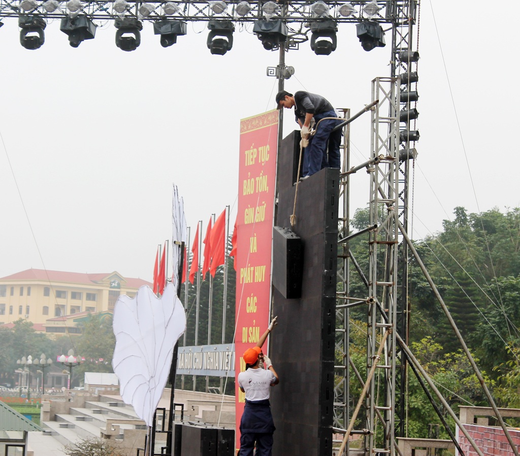 Sân khấu đêm vinh danh đang được hoàn tất.