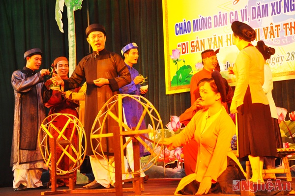 Sân khấu đêm vinh danh đang được hoàn tất.