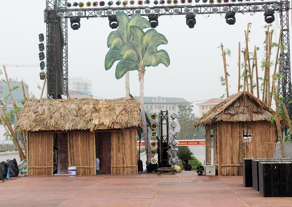 Sân khấu đêm vinh danh đang được hoàn tất.
