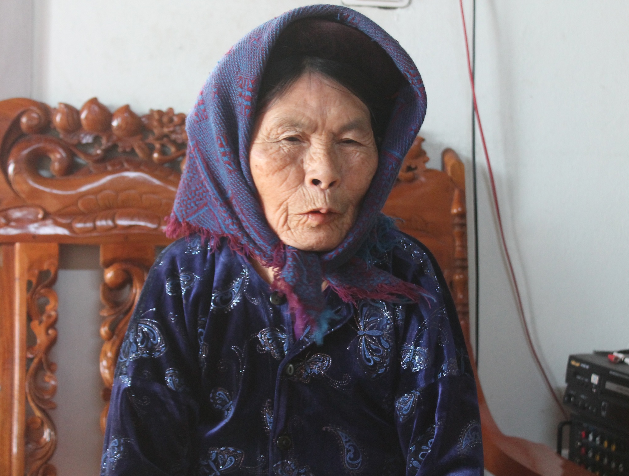 Biển dang tay ôm các con mẹ vào lòng! - 1 Mẹ Lê Thị Nguyên - mẹ liệt sỹ Trần Văn Minh.