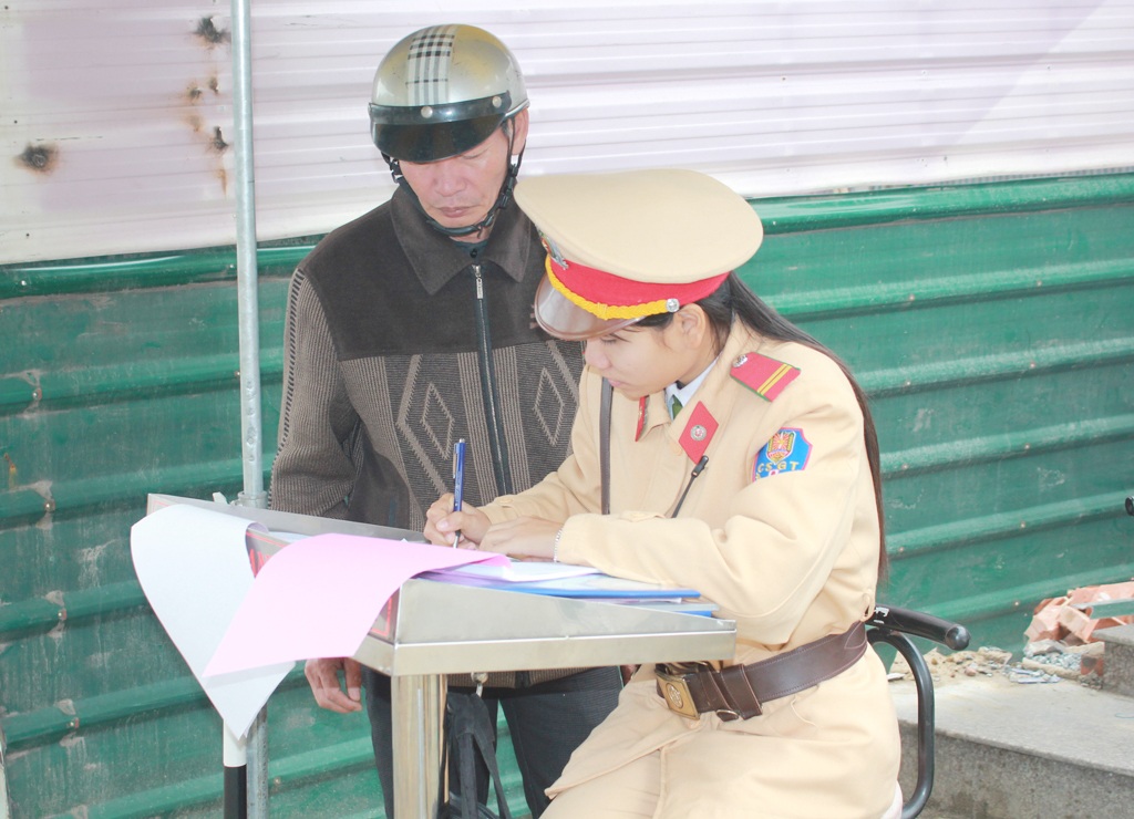 Những “bông hồng vàng” điều khiển giao thông ngày giá rét - 6 7/14 nữ chiến sỹ Đội CSGT Công an Tp Vinh được phân công ra đứng chốt.