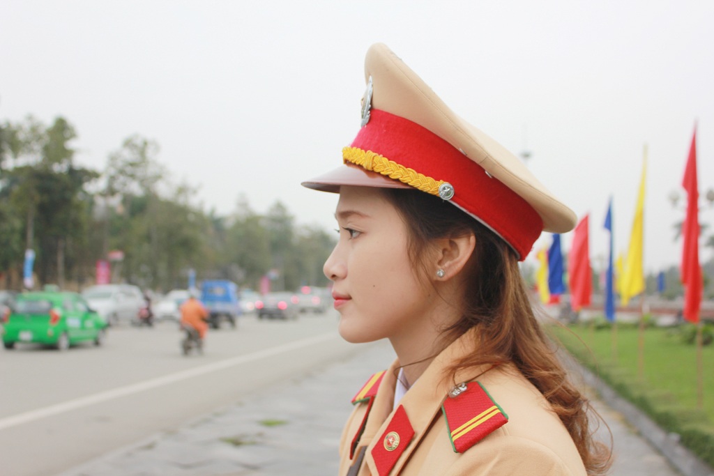 Những “bông hồng vàng” điều khiển giao thông ngày giá rét - 4 Nữ CSGT xinh đẹp làm nhiệm vụ đảm bảo giao thông tại ngã tư Quảng trường Hồ Chí Minh.
