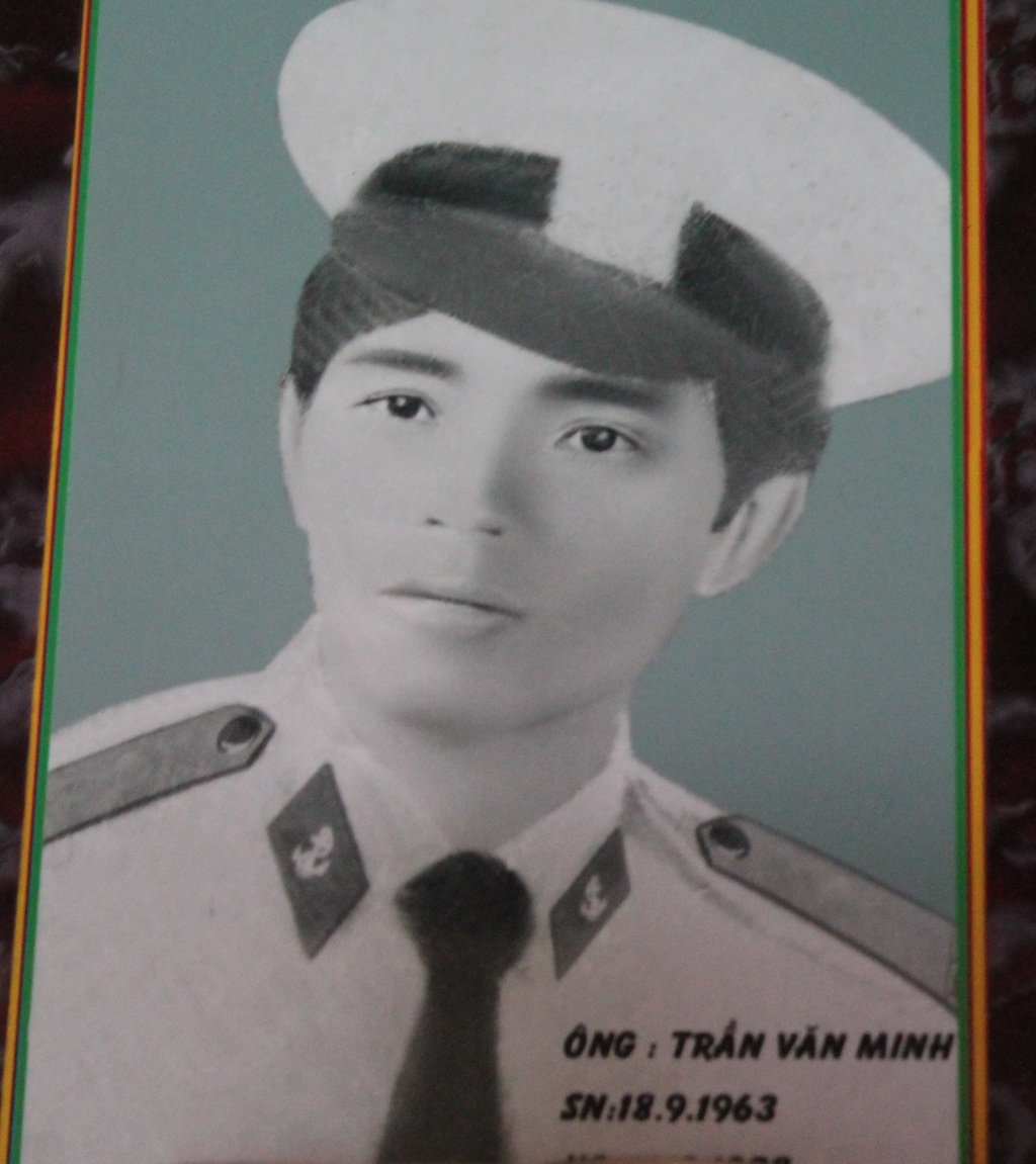 Biển dang tay ôm các con mẹ vào lòng! - 2 Liệt sỹ Trần Văn Minh ngã xuống trong cuộc chiến bảo vệ đảo Gạc Ma năm 1988.