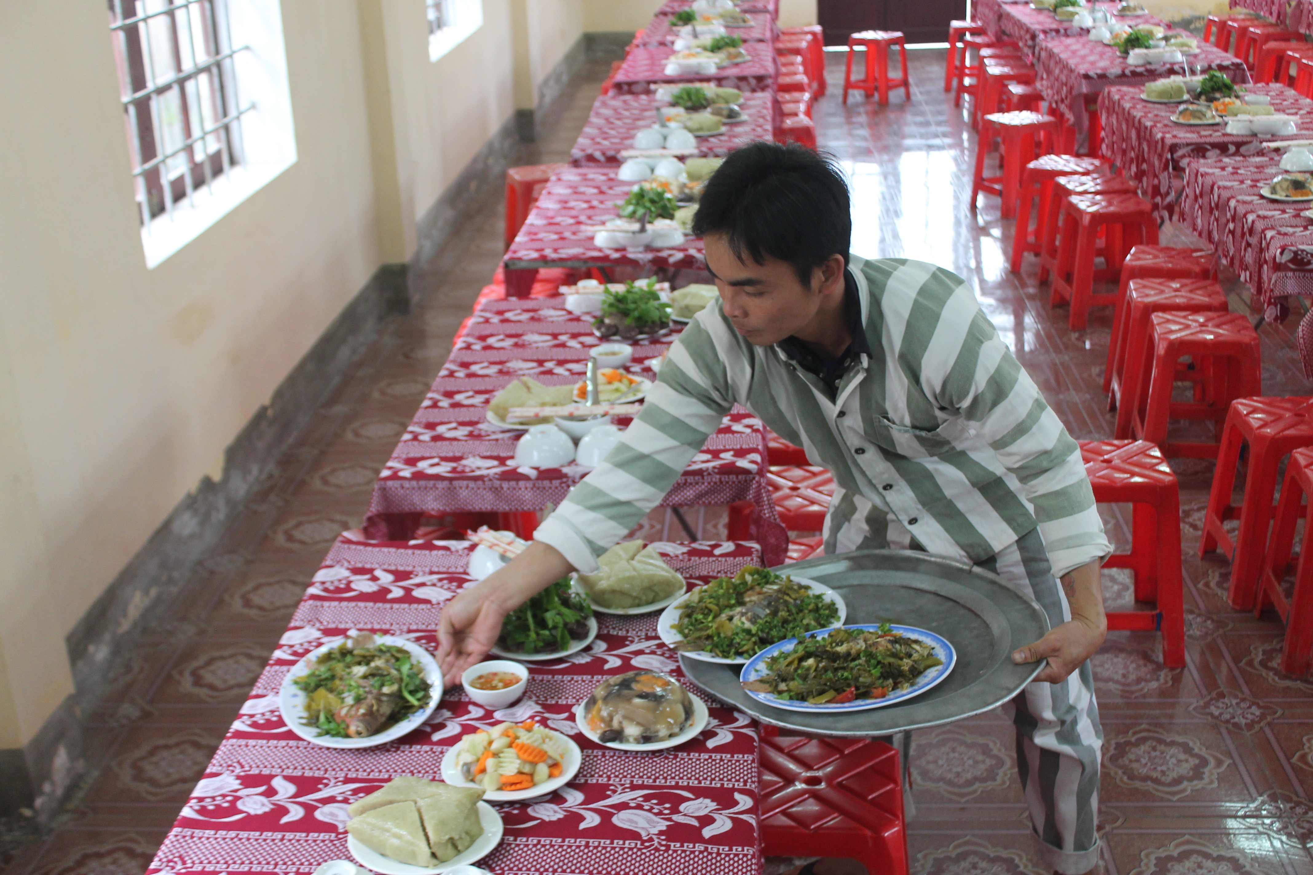 Bữa cơm tất niên ở tù cũng thịnh soạn với thịt đông, bánh chưng, dưa hành...
