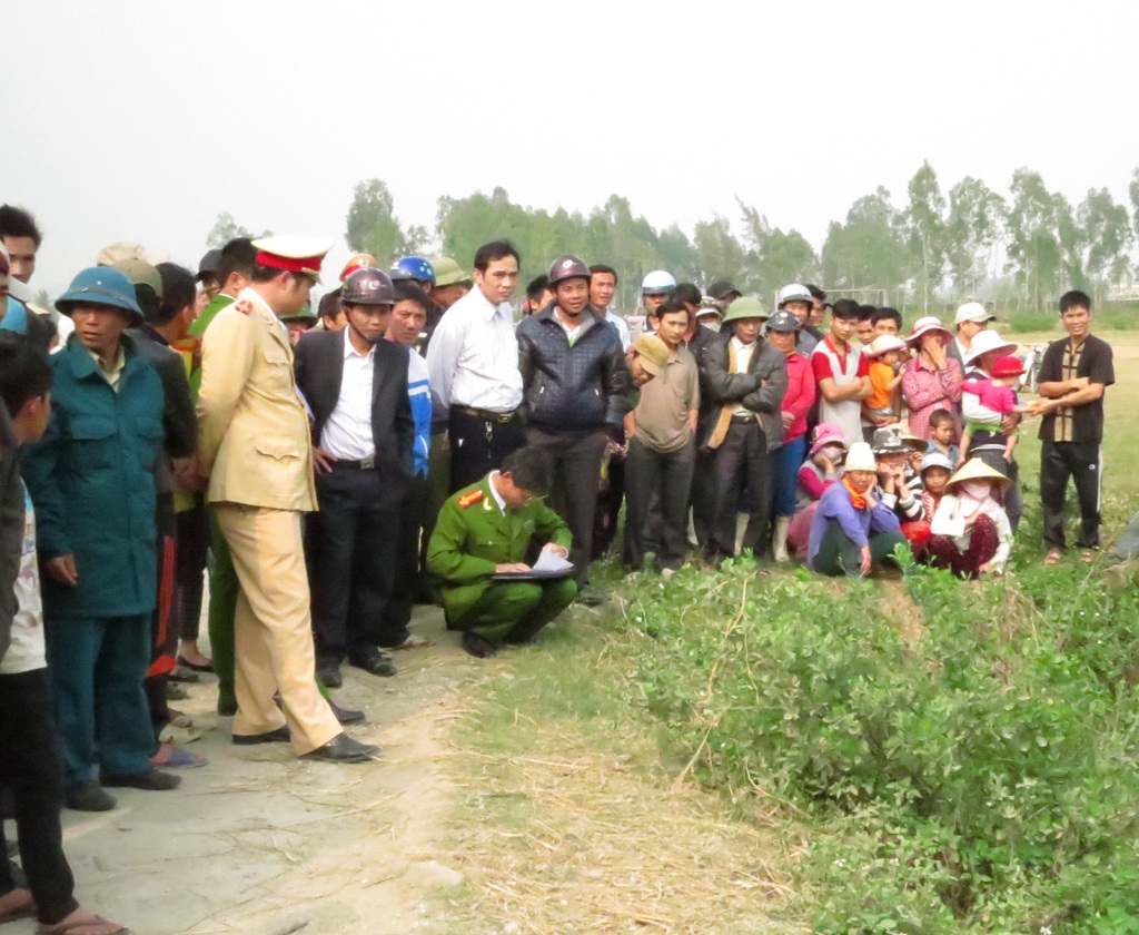 Công an huyện Quỳnh Lưu lập biên bản và khám nghiệm hiện trường.