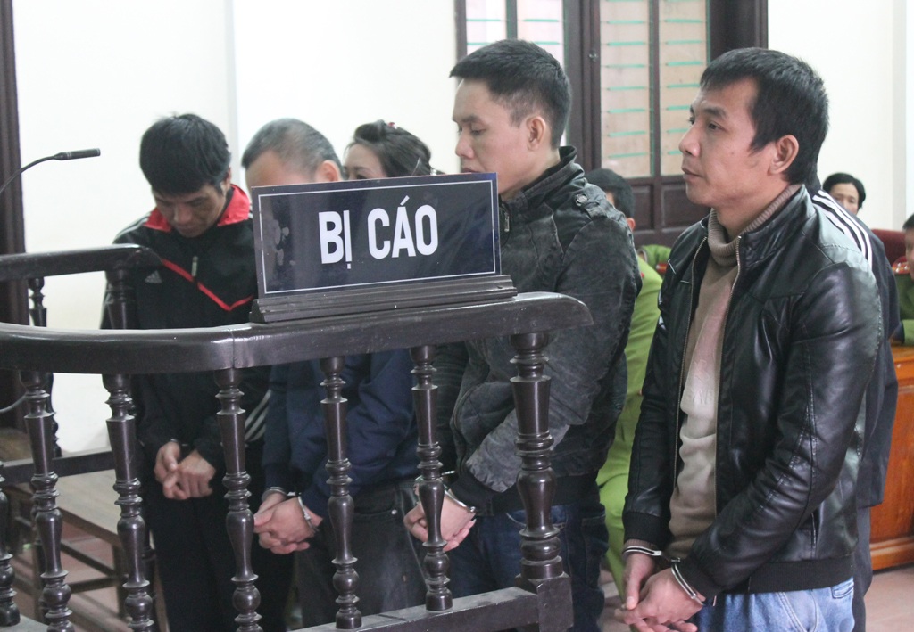 3 án tử hình cho đường dây mua bán trái phép 31 bánh heroin - 1 Các bị cáo trong đường dây vận chuyển 31 bánh heroin từ Lào về Việt Nam tại phiên tòa ngày 9/2.