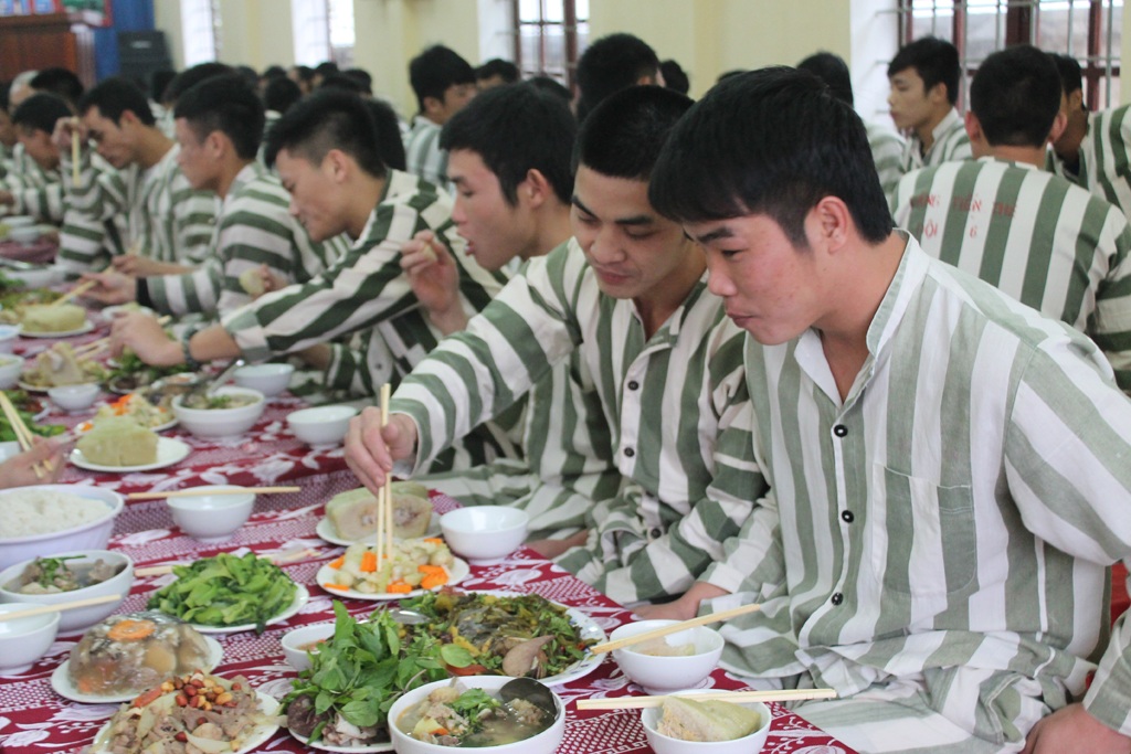 Giấc mơ sum họp gia đình ở bữa cơm tất niên trong trại giam - 5 Chia sẻ với nhau những niềm vui...
