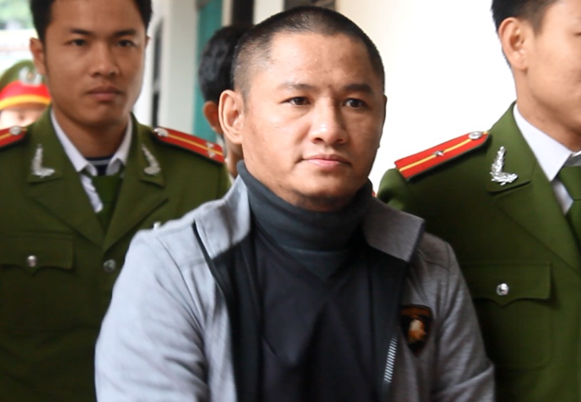 Phan Đình Tuấn được dẫn giải đến tòa án.