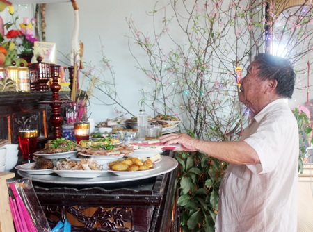 Tục lệ tiễn người đã khuất trong ngày Tết - 1 Ông Cao Đình Lộc và mâm cỗ tiễn tổ tiên cùng người vợ quá cố sau khi về ăn Tết cùng con cháu.