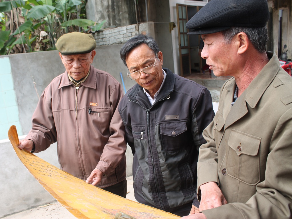 Trò Lề - nét văn hóa độc đáo nơi cửa biển - 4 Bài vị của quan Trương Đắc Phú tại nhà thờ của dòng họ.