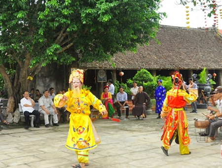 Vui buồn tuồng Kẻ Gám - 3 Ông Lạng đang giúp diễn viên ôn lại kịch bản trước buổi biểu diễn (ảnh H. Trần).