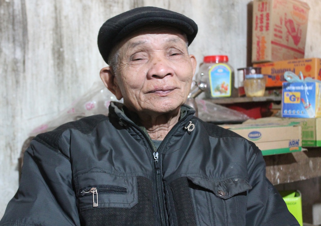 Vui buồn tuồng Kẻ Gám - 1 Ông Phan Văn Lạng, người gắn bó hơn 50 năm với nghệ thuật tuồng ở Kẻ Gám.