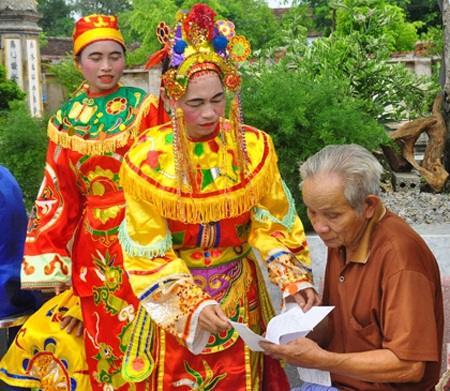 Vui buồn tuồng Kẻ Gám - 2 Ông Lạng đang giúp diễn viên ôn lại kịch bản trước buổi biểu diễn (ảnh H. Trần).