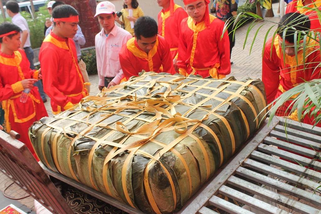 Dâng lễ cúng thân mẫu Bác Hồ cặp bánh chưng nặng 7 tạ - 3 Chiếc bánh chưng có tổng trọng lượng 350kg.