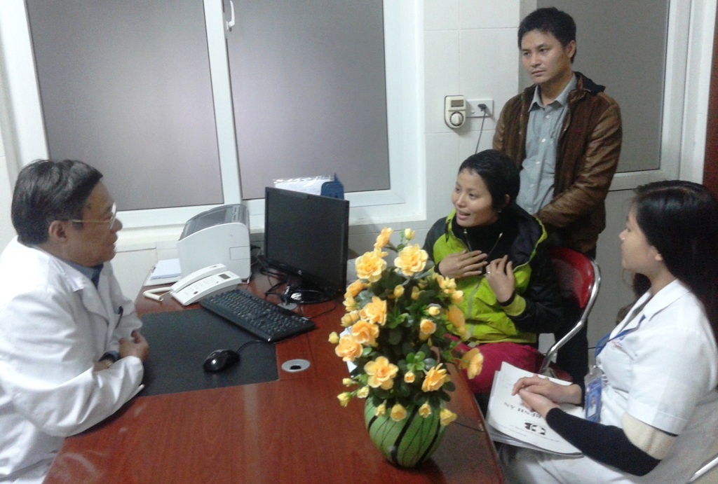 Bác sỹ Chính cùng đồng sự tư vấn cho bệnh nhân.