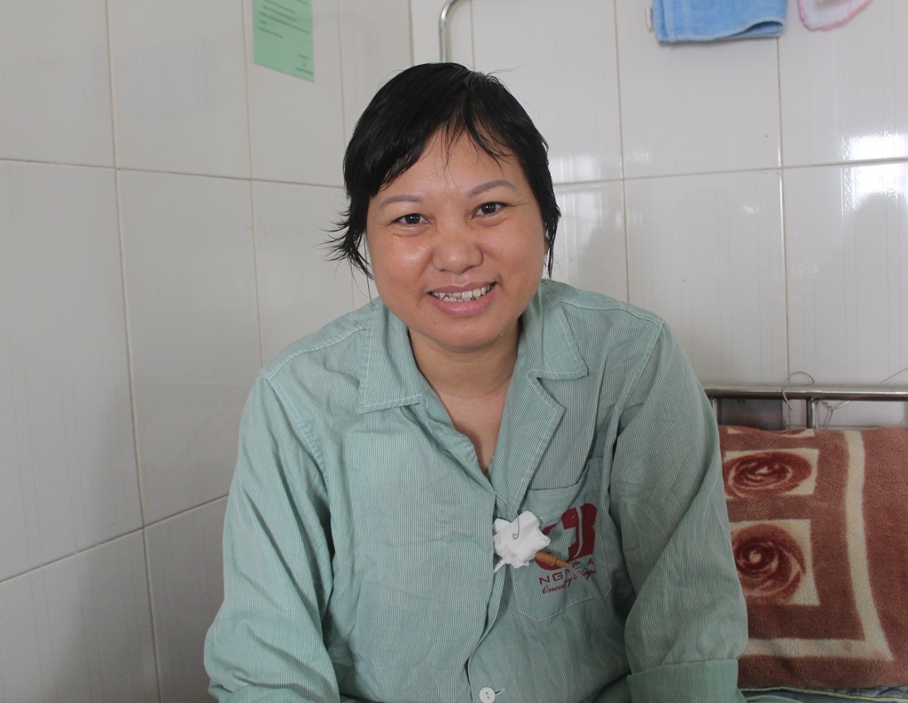 Bác sỹ Chính cùng đồng sự tư vấn cho bệnh nhân.